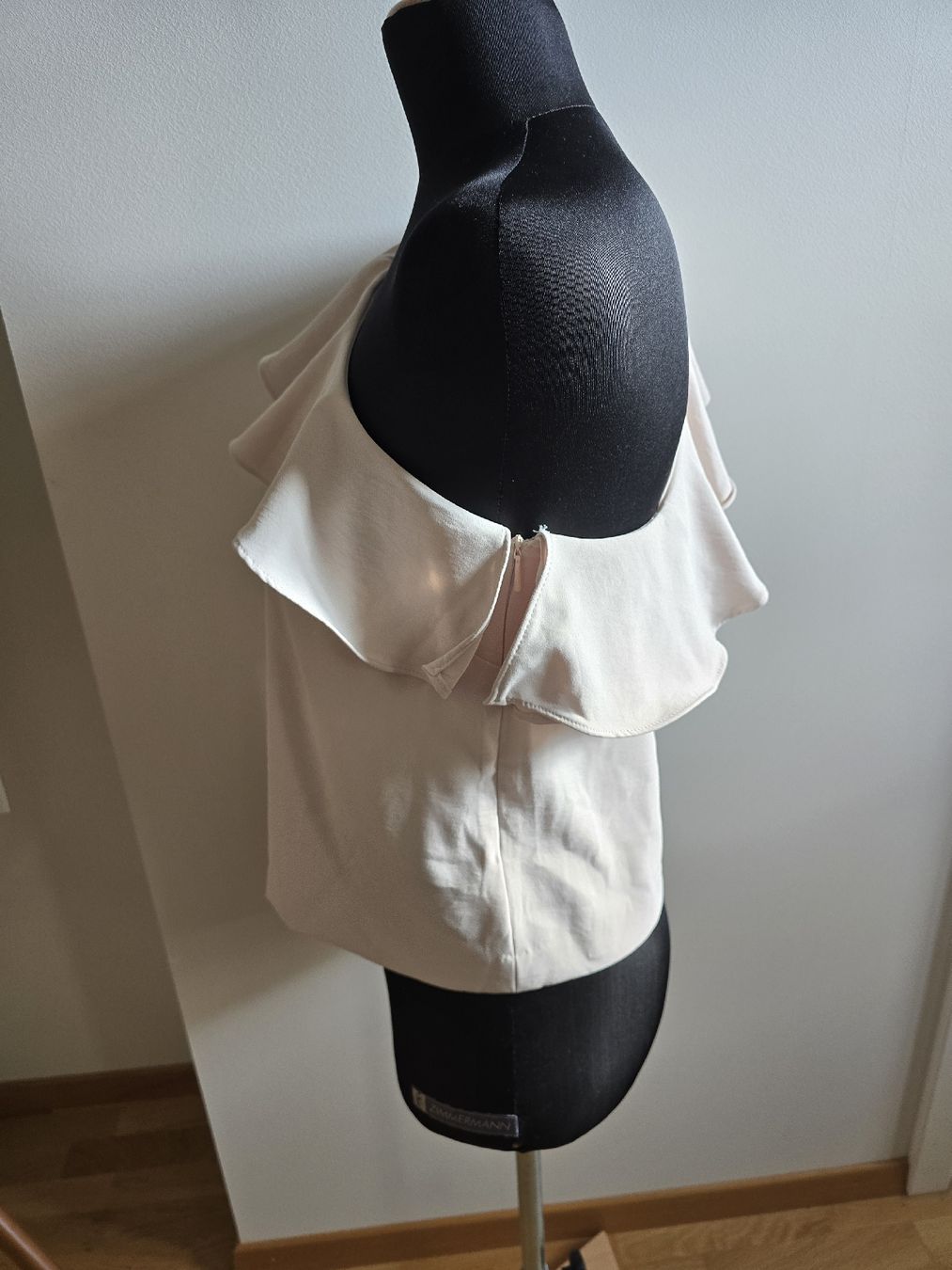 Mango Top: Oneshoulder Top mit Volants – Nuovo (secondo la descrizione) da Zürich venduto da ale_bg2x 2