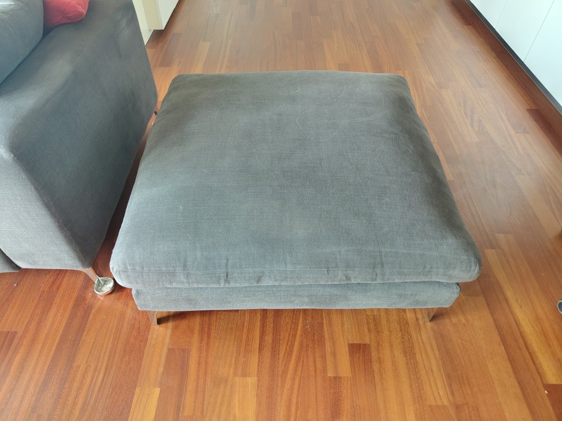 Sofas: Grey Sofa with ottoman and red pillows – Gebraucht aus Dübendorf von Bob_in_Zurich 2