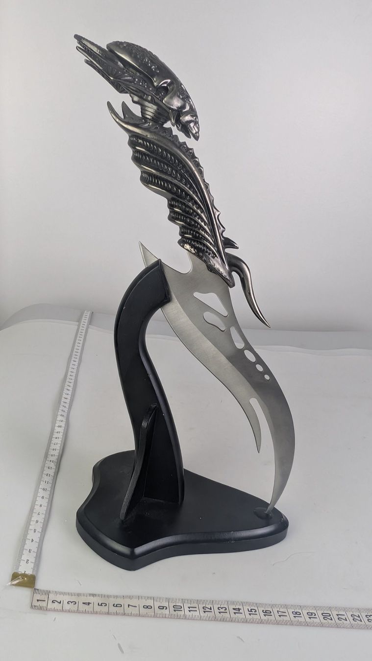 Tutte le decorazioni: Alien Messer mit Ständer, Deko Messer, scharf – Usato da Zürich venduto da axolottchen