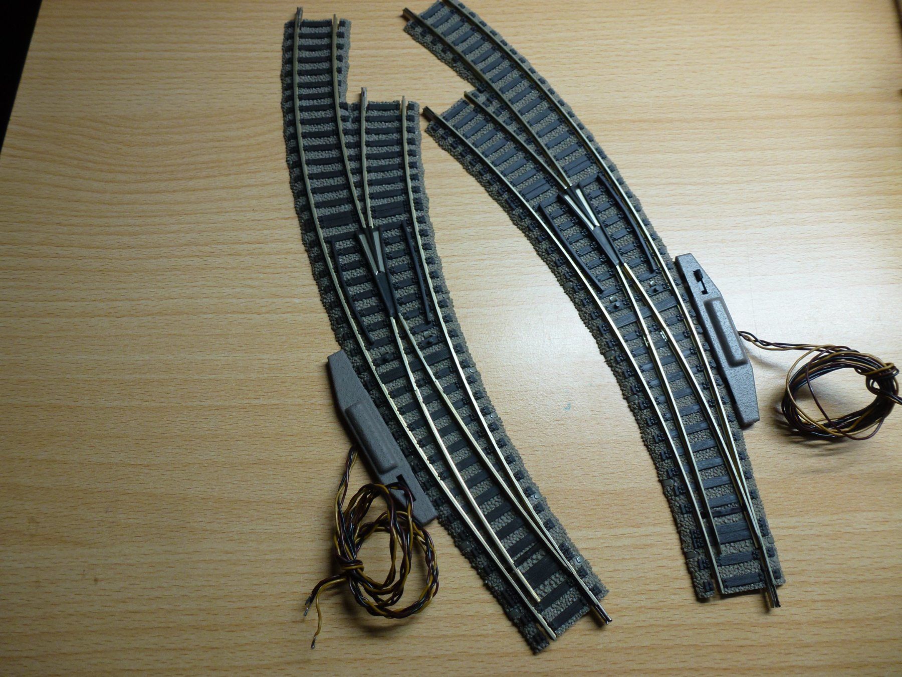 Fleischmann Modellini di ferrovie: Fleischmann H0 Profigleis Bogenweichenpaar 6142 mit Antrieb – Usato da Hombrechtikon venduto da Se9