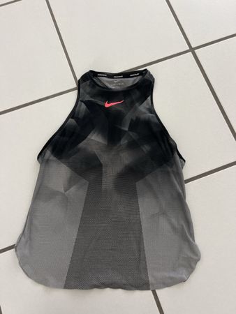 Nike Dri-FIT Tanktop Gr. S - Sportlich durch den Sommer