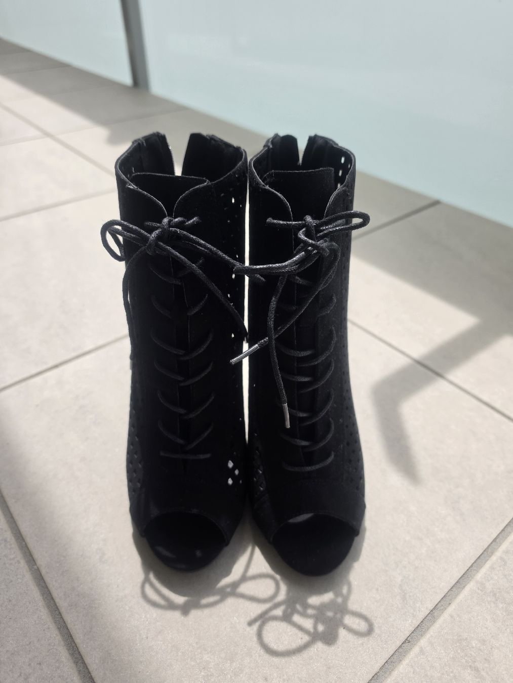 Scarpe da donna: Stiefeleten schwarz hoher Absatz – Nuovo (secondo la descrizione) da Embrach venduto da sar_dq2y 3