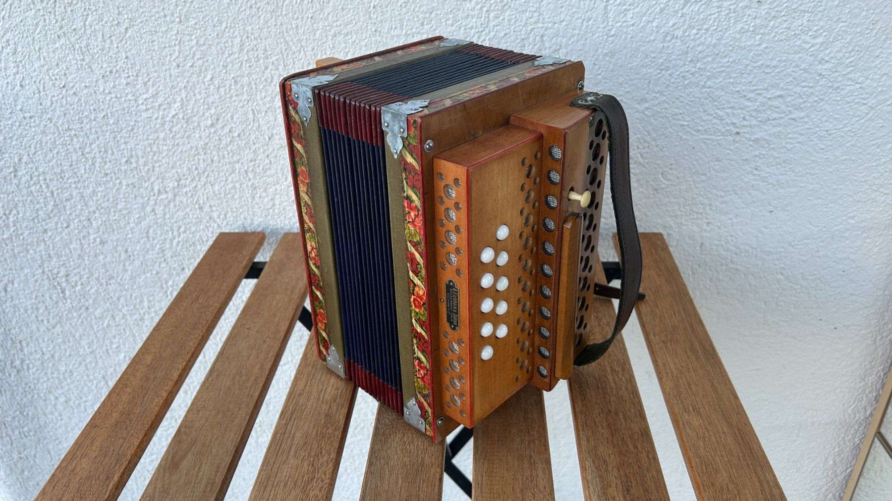 Musikinstrumente: Schwyzerörgeli Eichhorn 2-chörig B – Gebraucht aus Küssnacht am Rigi von Holzei 1