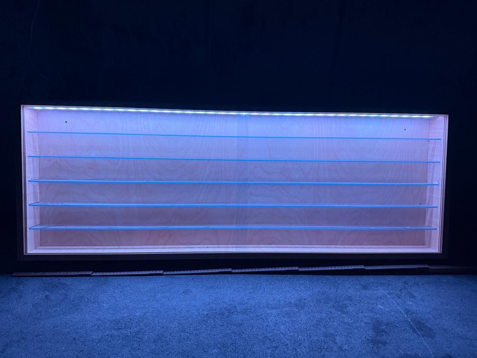 Vitrinen: Hängevitrine mit Beleuchtung – Gebraucht aus Rudolfstetten von Amp6 2