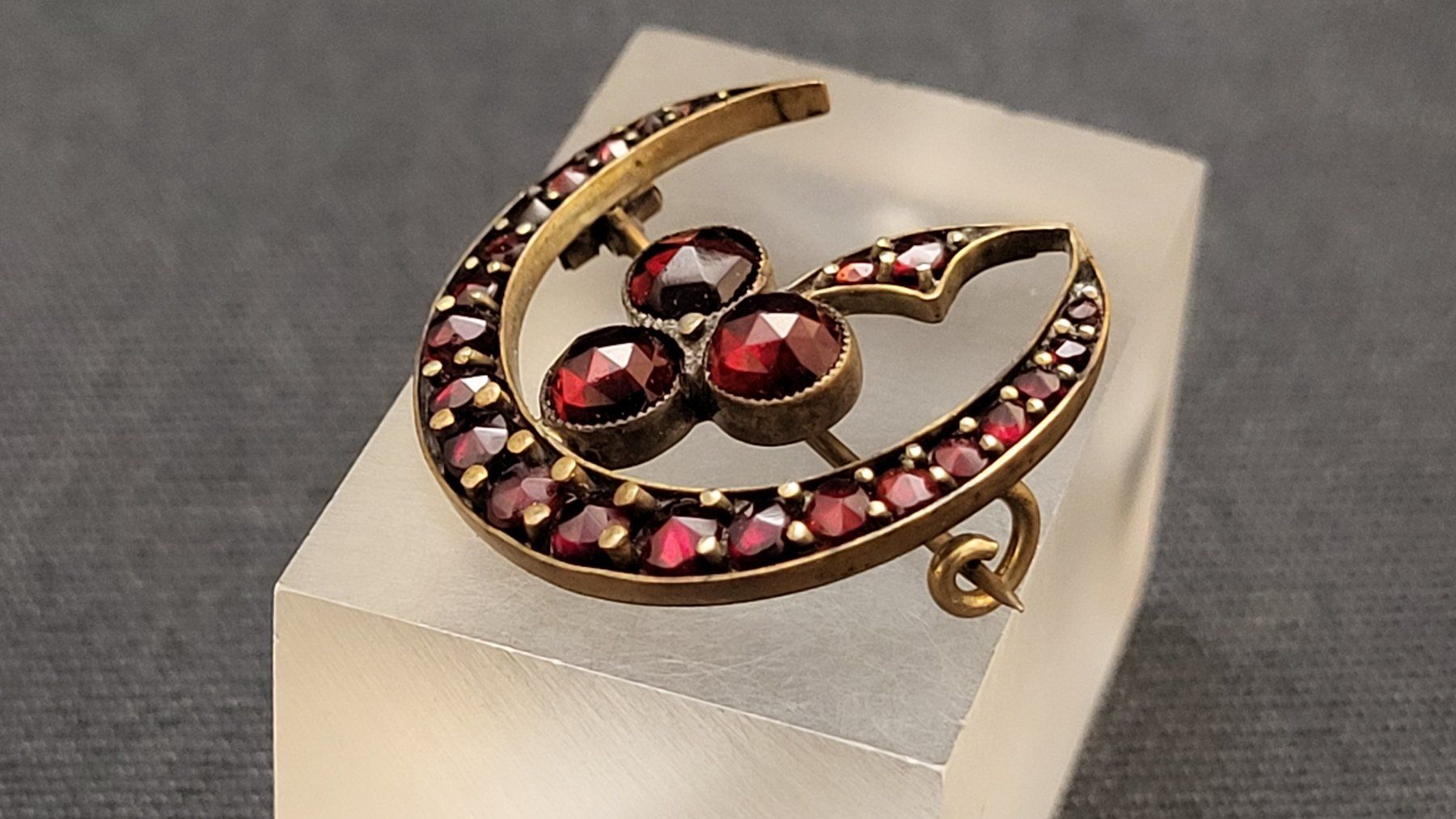 Broches & Aiguilles: Antike Granat-Brosche – D'occasion à Basel par spinne02