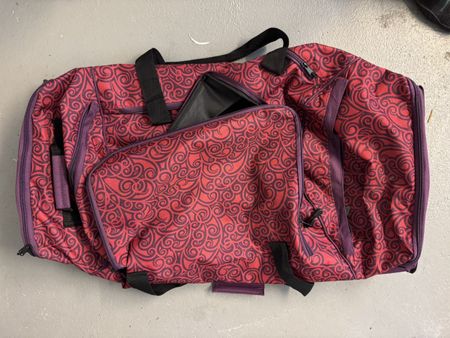 Reisetasche rot/lila gemustert – gross & vielseitig