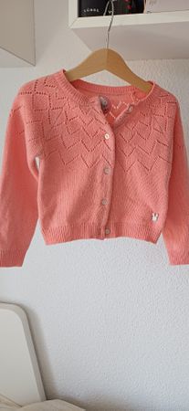 Strickjacke Koralle mit Zopfmuster Grösse 104