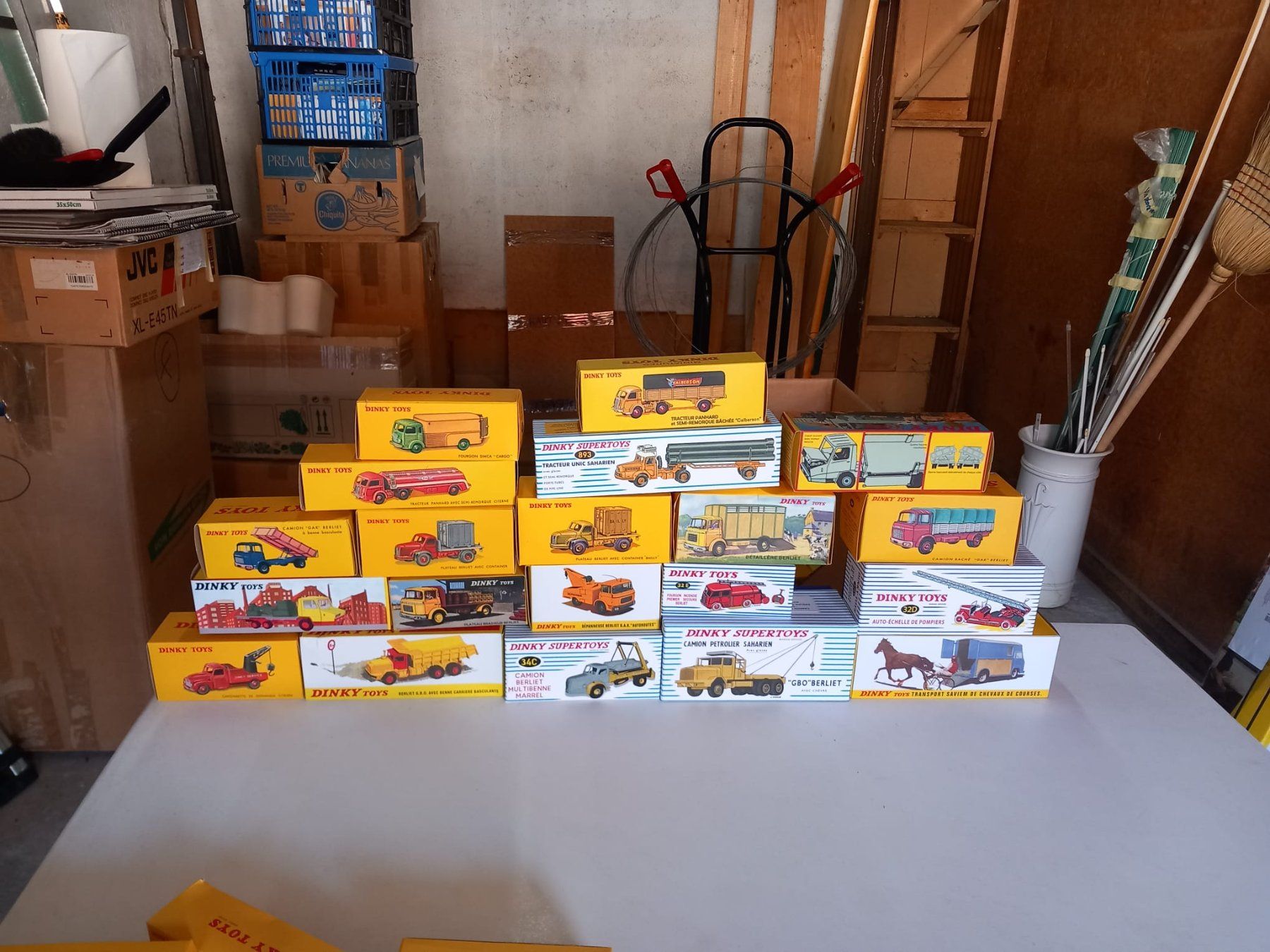 Dinky Toys Modellautos: Dinky toy's 46 pièces – Neu und originalverpackt aus Courtelary von mitounet