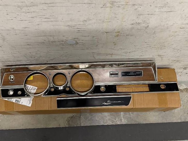 Mopar Tutti pezzi di ricambio auto: Plymouth Dodge Barracuda Dash Bezel – Usato da Winterthur venduto da Calculating.Infinity 1