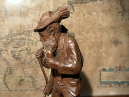 Holzfigur Jäger mit Hund handgeschnitzt sehr guter Zustand