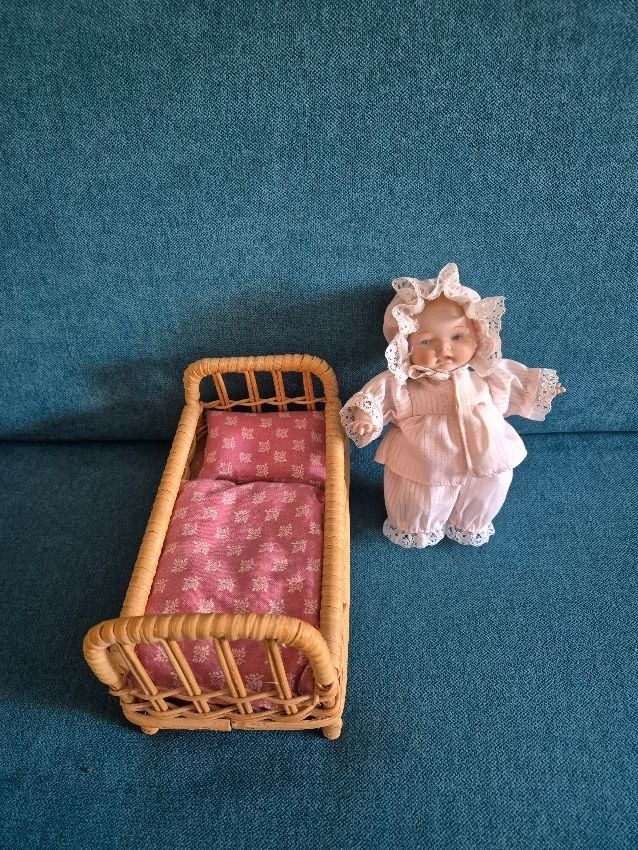 Spielzeuge: Spielzeug Bett mit alter Puppe – Gebraucht aus Embrach von wernici 2