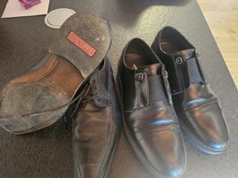 Zwei Paar Herrenschuhe, Größe 43
