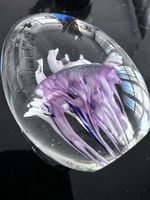 Studio-Glas Skulptur / Paperweight mit handgravierter Signat