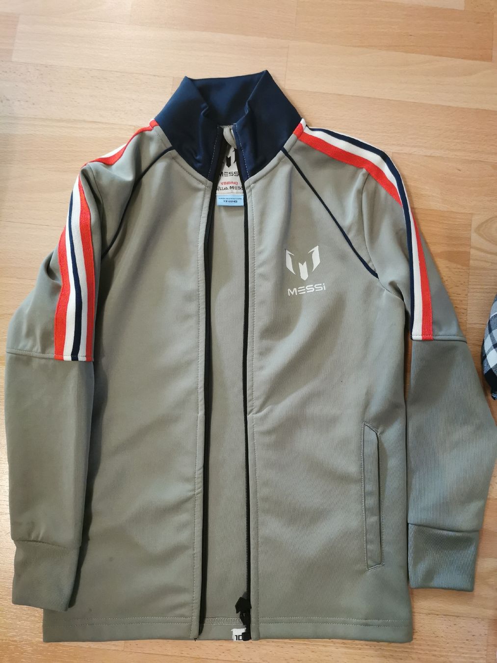 Lotti & Set di vestiti: Messi Jacke & 2 weitere Grösse 134/140 – Usato da Jona venduto da curlie_82 1