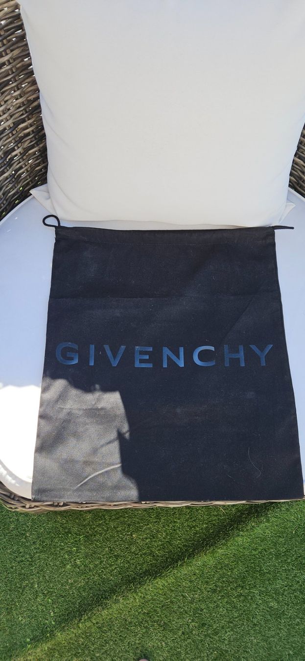 Givenchy Borse: GIVENCHY - Housse de protection noire – Usato da Riddes venduto da LuXuriousExcess