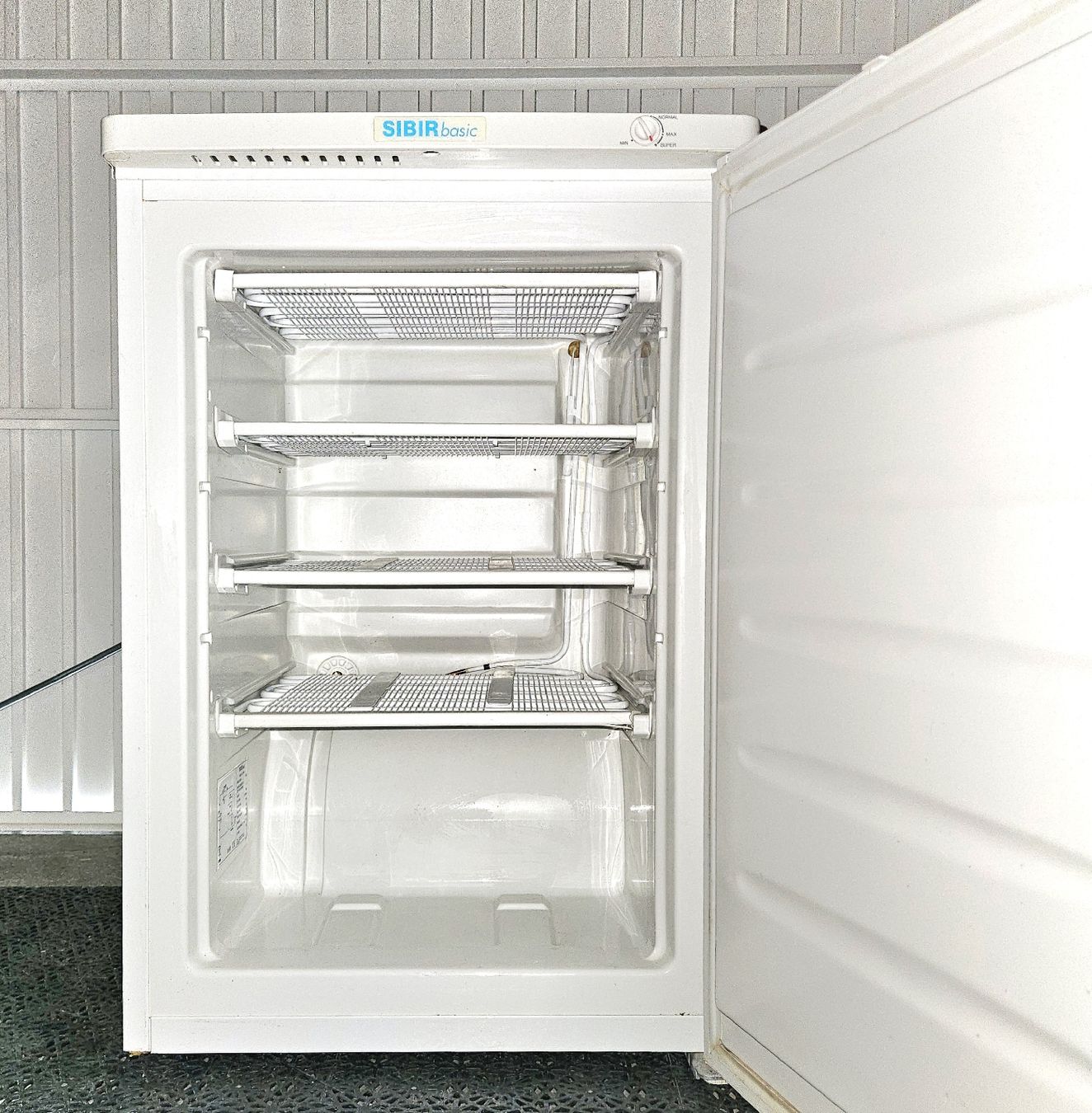 Sibir Congelatori: SIBIR Basic A+ Gefrierschrank Sommer Schnäppchen AB NUR 1.-! – Usato da Hinwil venduto da asa_6w7j