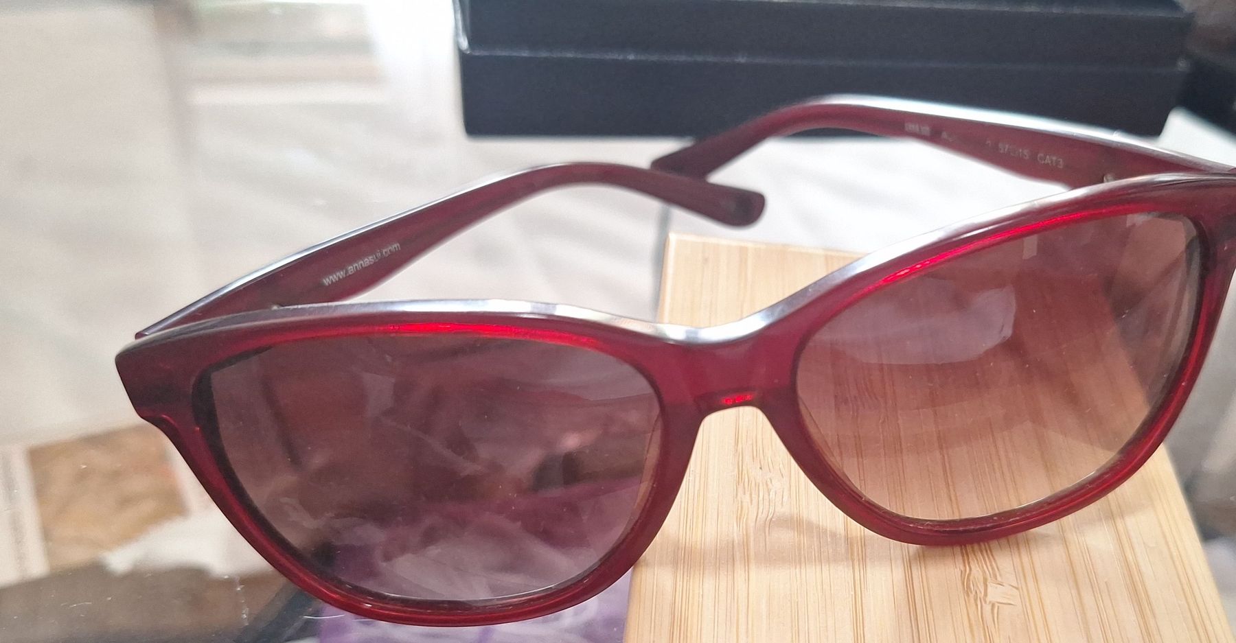 Lunettes & Verres: Lunettes de soleil rouges, bon état – D'occasion à Crans VD par Yobia8