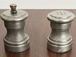 Antikes ZINN (95%)-SALZSTREUER-/PFEFFERMÜHLE-Set / ca. 1963