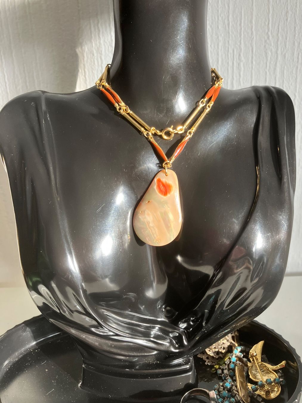 Catenine: Collier vintage avec pendentif nacre véritable, – Usato da Peseux venduto da Cresus27 6