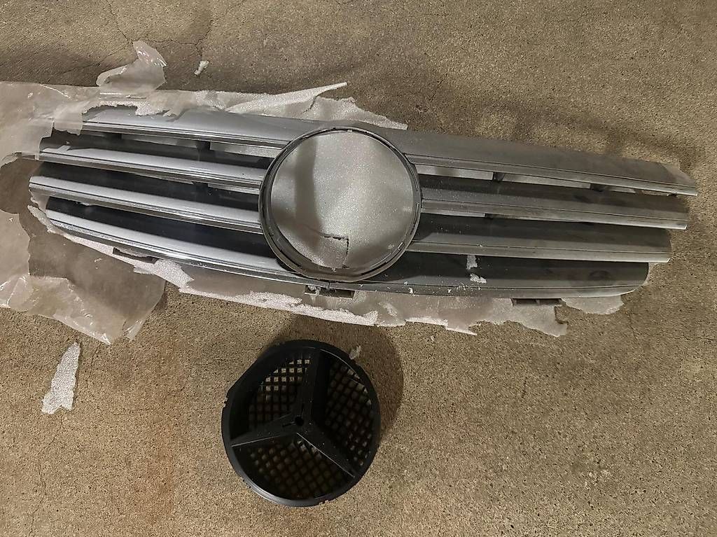 Mercedes-Benz Tutti pezzi di ricambio auto: Mercedes Clk w209 Grill – Usato da Sitterdorf venduto da mat_5c6v
