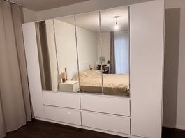 Großer Spiegel-Kleiderschrank