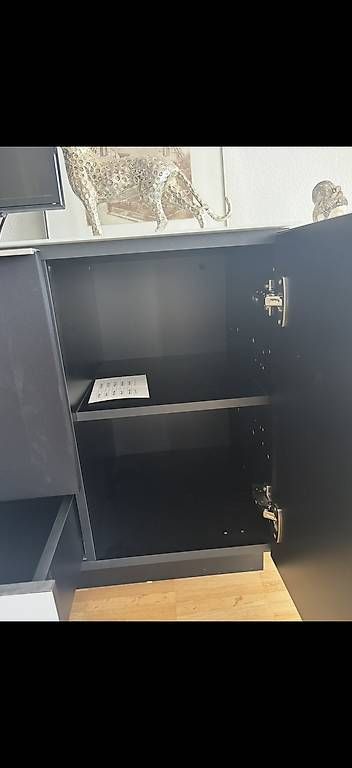 Meubles TV: Tv Komode mit Glass Oberfläche – D'occasion à Oberentfelden par eva_vrf7 1