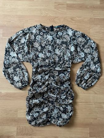 Wunderschönes Blumenkleid von ZARA mit Raffung - Gr. S