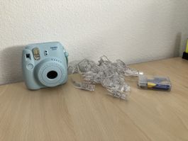 Instax mini 8 bleu + guirlande lumineuse