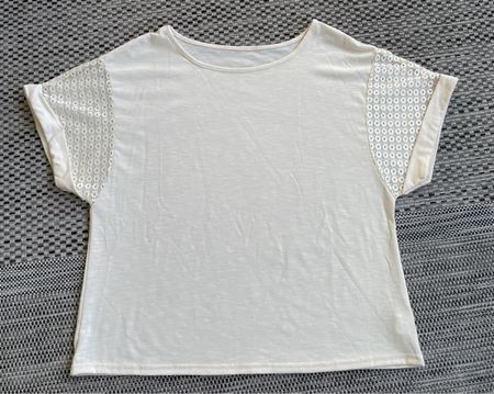 Shirt Gr. ca. 40/42, beige mit Lochspitze, neuwertig