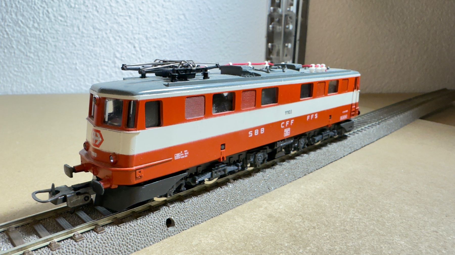 Lima Modelleisenbahnen: Lima Ae 6/6 Swiss Express H0 / DC – Gebraucht aus Windlach von Kelebra 7