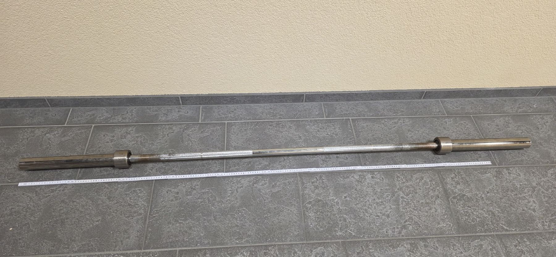 Manubri & Pesi: Olympia Hantelstange, 220 cm Länge, – Usato da Madetswil venduto da rolfmartin