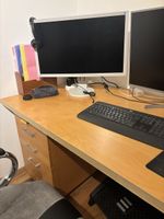 Schreibtisch kostenlos abzugeben.