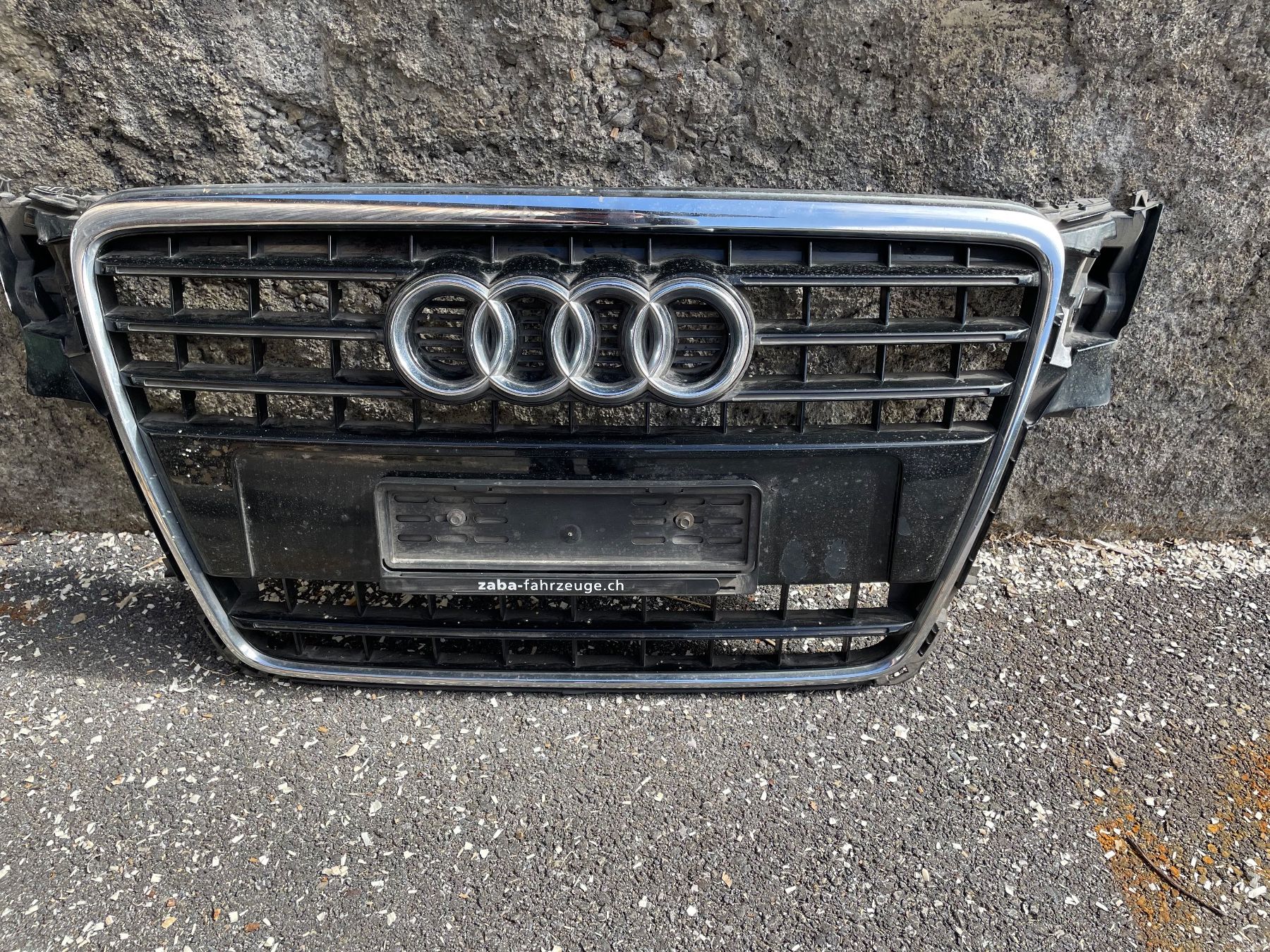 Audi Tutti pezzi di ricambio auto: Audi A4 avant Kühlergrill Chrom Schwarz – Usato da Kandersteg venduto da tim_9rgd