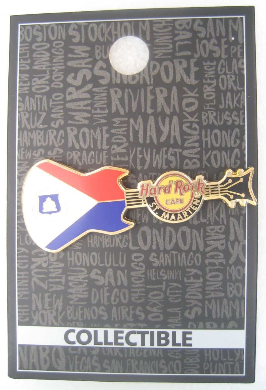 Hard Rock Cafe Plaketten & Abzeichen: Hard Rock Cafe St. Maarten Flag Guitar Horizontal Logo – Neu und originalverpackt aus Emmenbrücke von tms1122