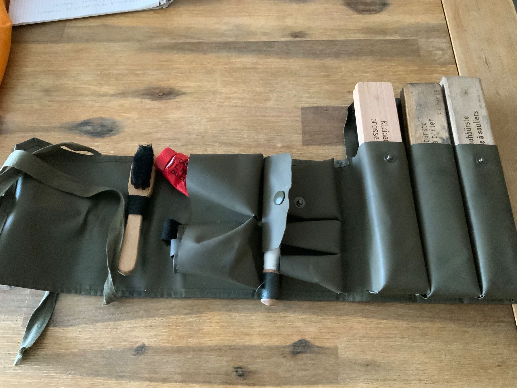 Schweizer Armee Prodotti di pulizia: Originales Schweizer Armeeset zur Schuhpflege – Usato da Schübelbach venduto da Hecht11.