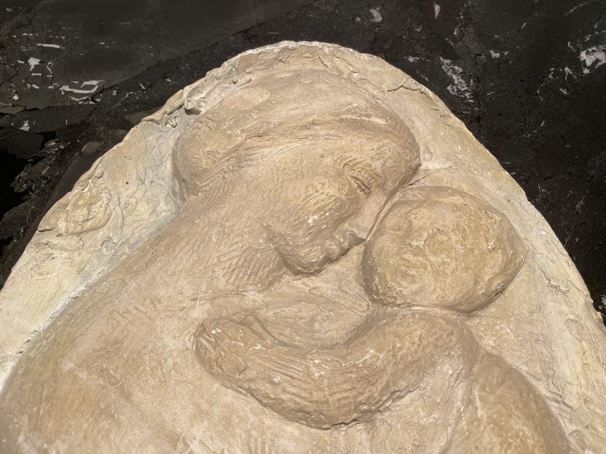 Sculture & Statue: Gips-Relief Mutter & Kind – Usato da Basel venduto da Gundeli-25 1