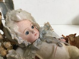 Antikes Hasenbaby Püppchen im Henkelkörbchen