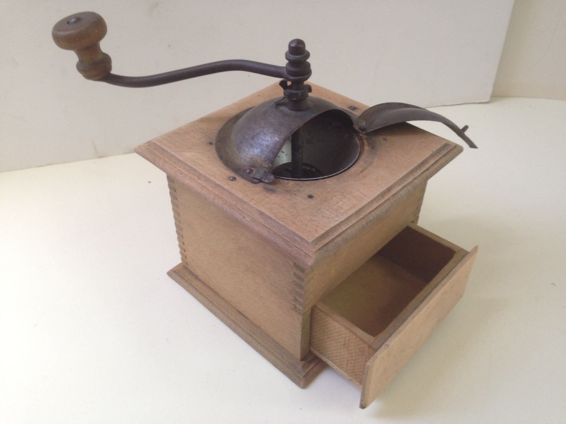 Elettrodomestici da cucina: Alte Kaffeemühle mit Deckel – Usato da Schaffhausen venduto da vintageville 4