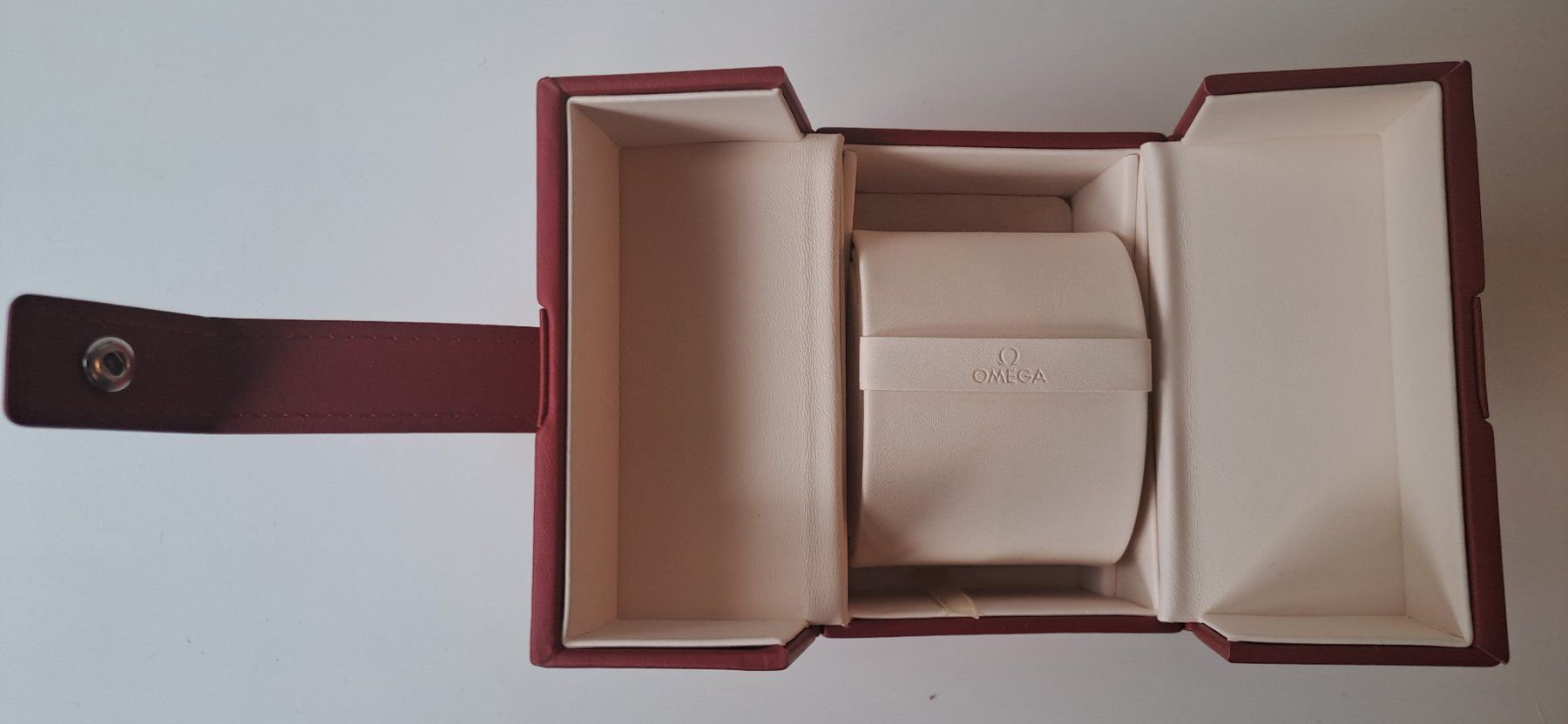 Omega Scatole porta orologi: Original Omega Uhrenbox, rot - Top Zustand – Nuovo e nell'imballaggio originale da Zürich venduto da hermes06 1