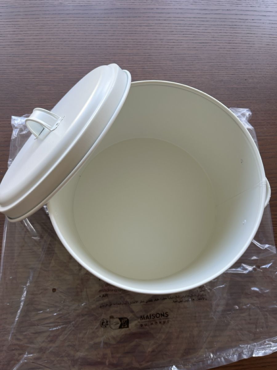 Maisons du monde Contenitori & Simili: Boîte à croquettes en acier blanc – Nuovo (secondo la descrizione) da Bern venduto da gaelle_m 1