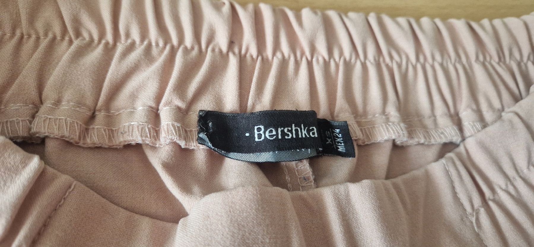 Bershka Pantaloni: Bershka Stoffhose, Grösse XS, hellrosa – Usato da Rüfenacht BE venduto da Loeti1992 1