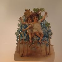 oblade Prägebild mit zwei Mädchen auf Fahrrad mit Blumen