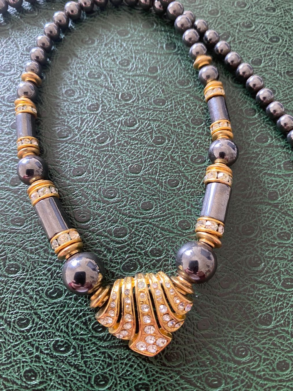 Catenine: collier  vintage hématite – Usato da Fribourg venduto da Evita9Vintage 1
