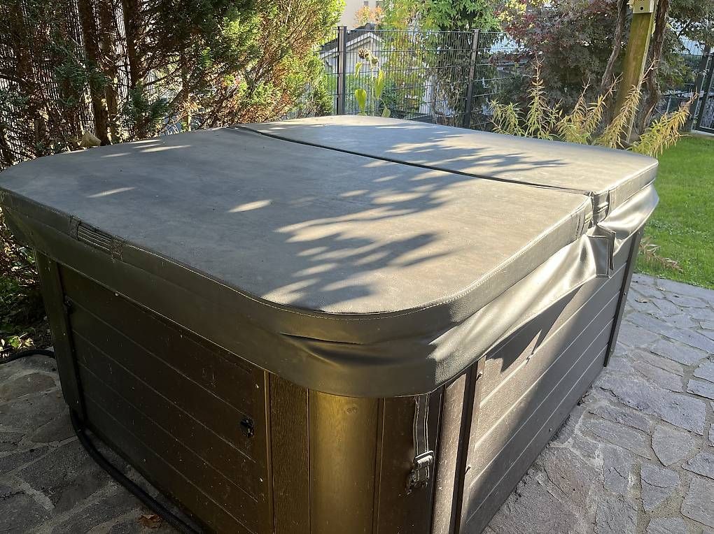 Bains à remous: Whirlpool – D'occasion à Eschenbach SG par Nk10
