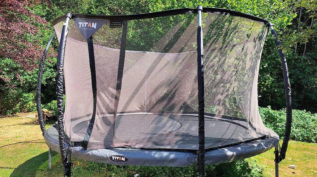 Trampoline: Hochwertiges Trampolin Titan – Gebraucht aus Gümligen von Japoth