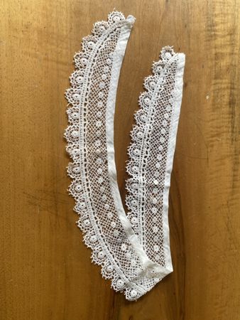 Antikes Spitzenband halbrund