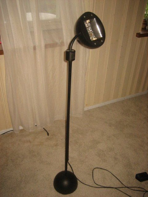 Lampade: Stehlampe höhenverstellbar schwarz – Usato da Winterthur venduto da pf02