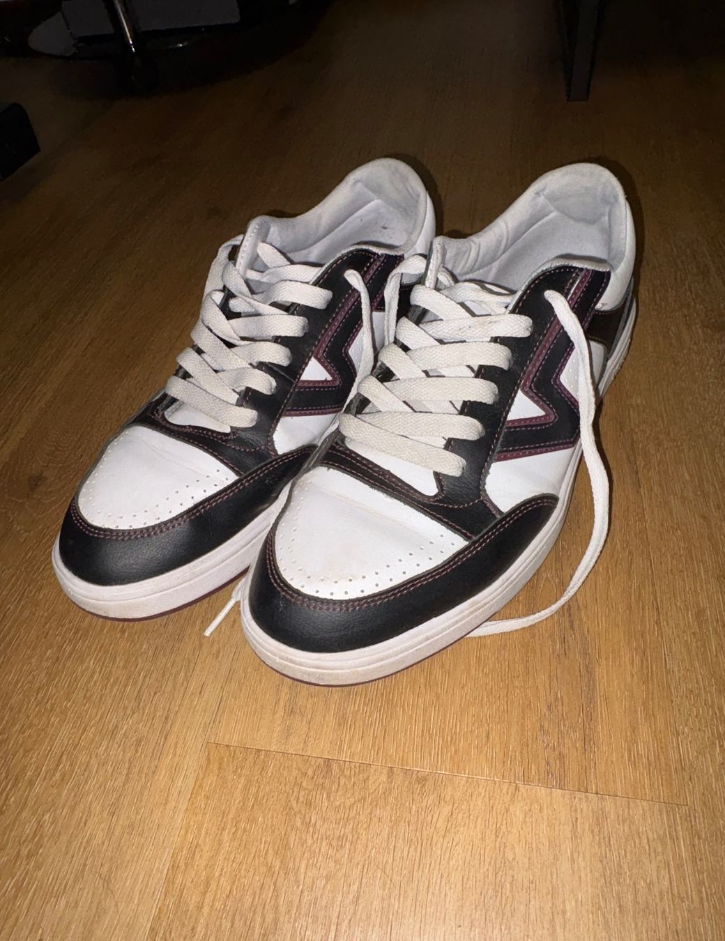 Vans Scarpe da uomo: Schwarz-weiße Vans Low-Top Sneaker – Usato da Sementina venduto da risal