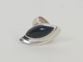 eleganter Silberring mit schwarzem Stein