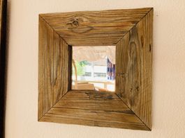 Wandspiegelchen mit natürlich gealtertem Holzrahmen, 31x31cm